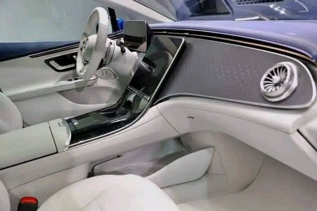 Mercedes-Benz EQE 43