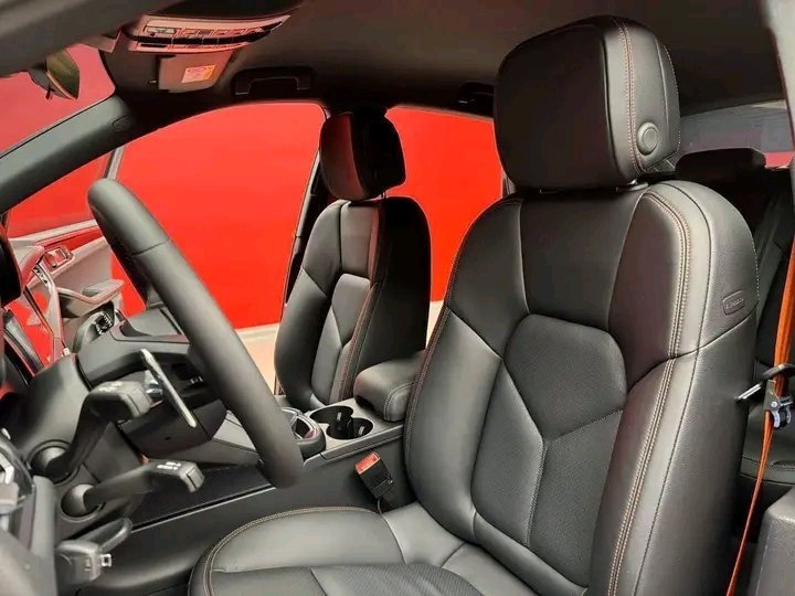 1000020225.jpg PORSCHE MACAN