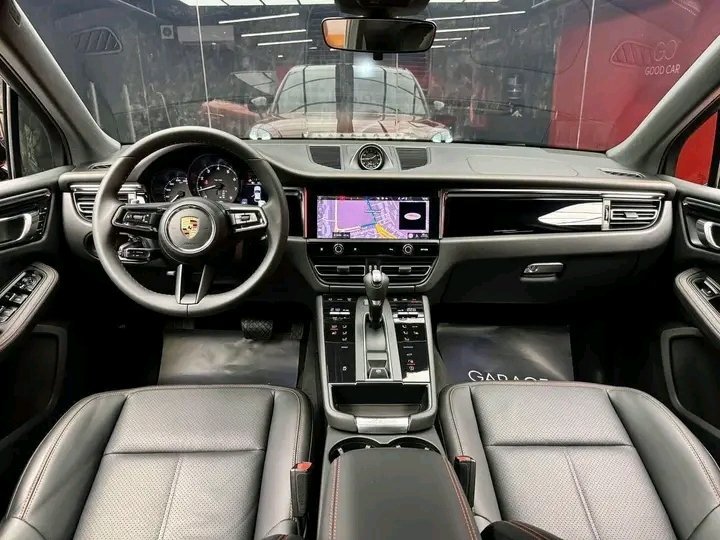 1000020226.jpg PORSCHE MACAN