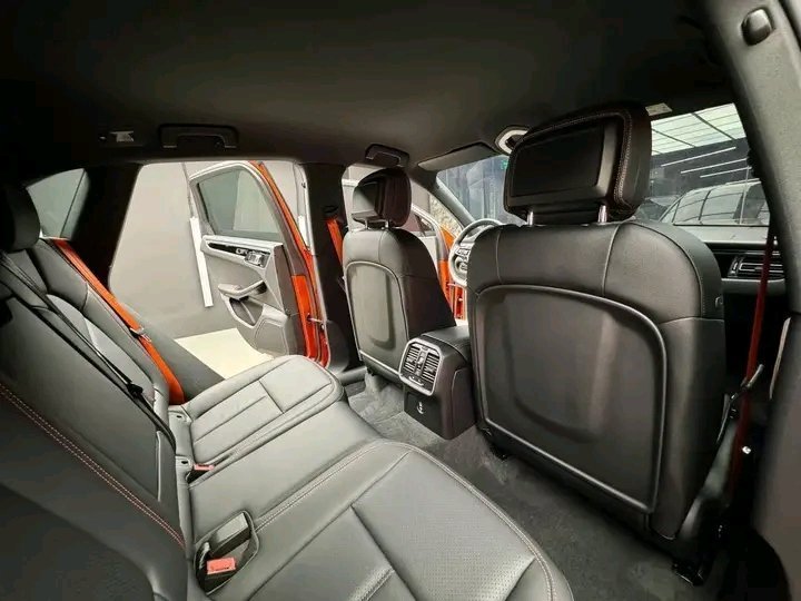 1000020227.jpg PORSCHE MACAN