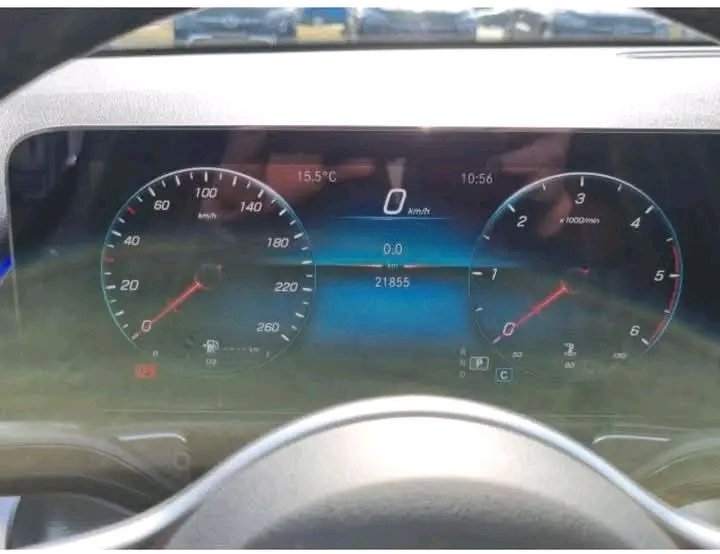 1000021637.jpg Mercedes-Benz GLB 200