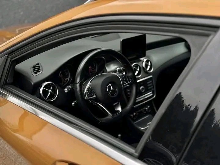 1000025110.jpg MERCEDES-BENZ GLA 180