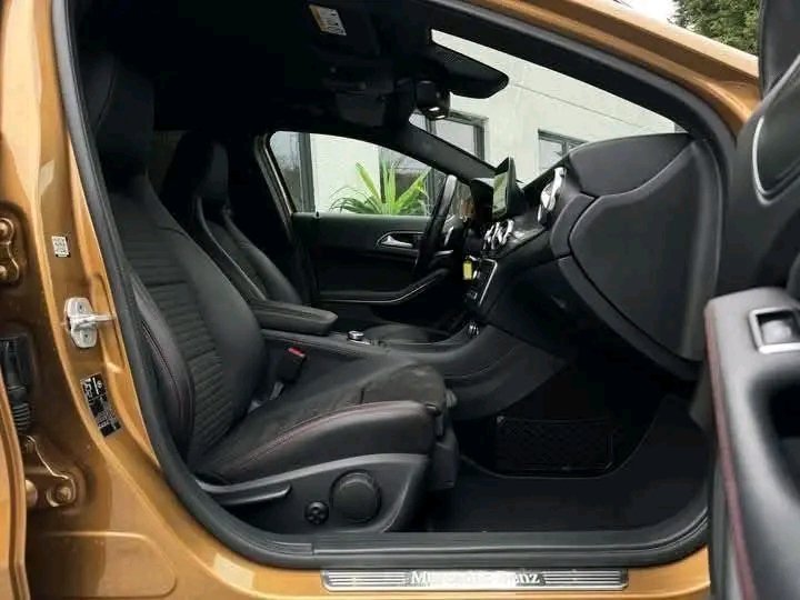 1000025111.jpg MERCEDES-BENZ GLA 180