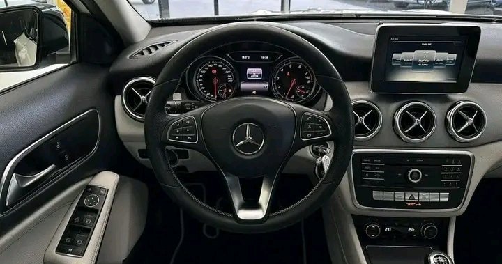 1000025999.jpg Mercedes-Benz GLA 200