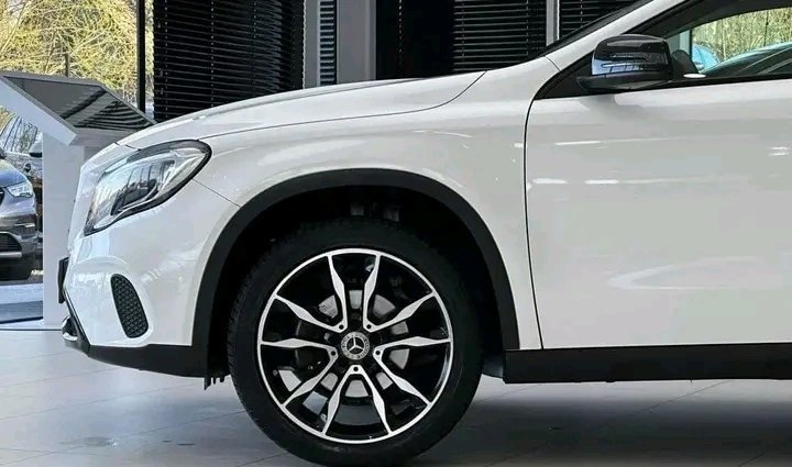 1000026019.jpg Mercedes-Benz GLA 200